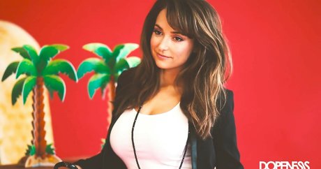 Milana Vayntrub Profile pic