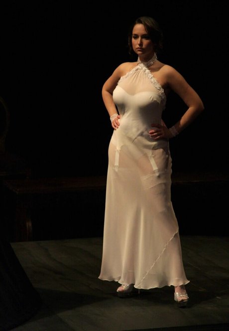 Milana Vayntrub star high quality pic