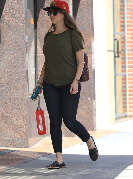 Milana Vayntrub naked model pics