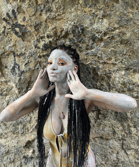 Halle Bailey hot star pics