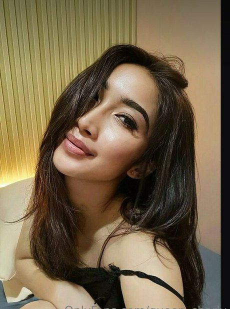 queen charly model naked gallery