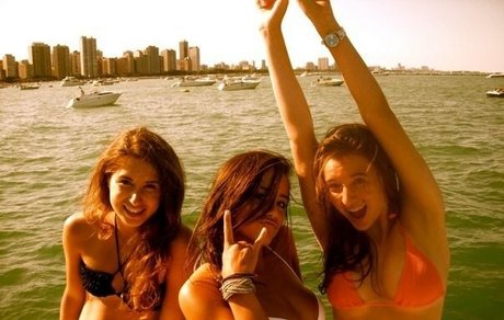 Chloe Bennet sexy star photos