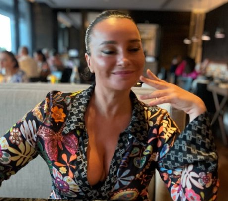 Gizzi Erskine model adult image