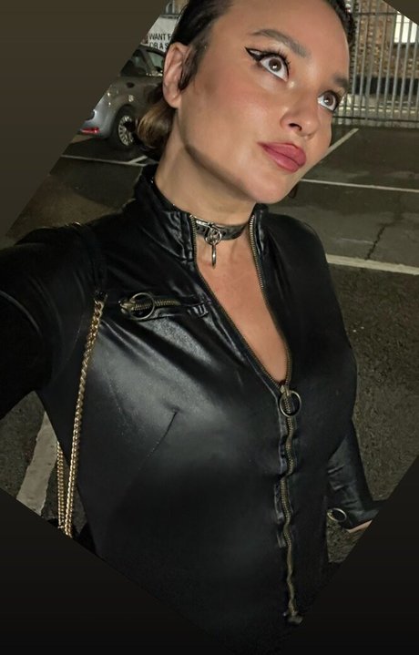 Gizzi Erskine naked model img