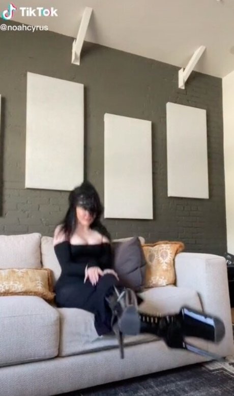 Noah Cyrus pornstar erotic pic