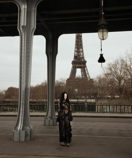 Noah Cyrus art model pictures