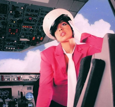 Tate McRae art actress photo