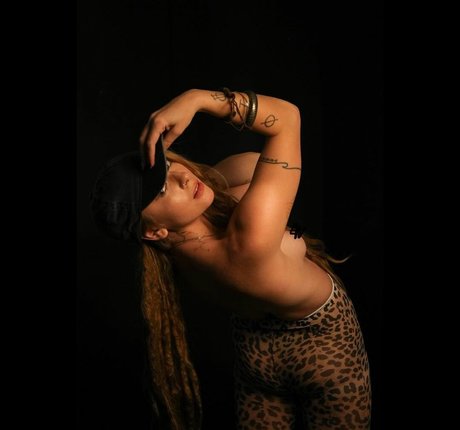 Eliza Grace sexy actress galleries