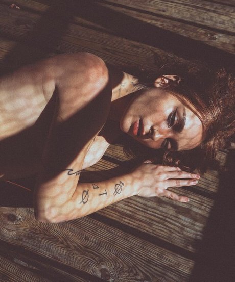 Eliza Grace model top photo