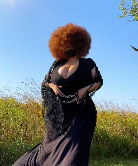 Nikkie Ginger beautiful actress pics