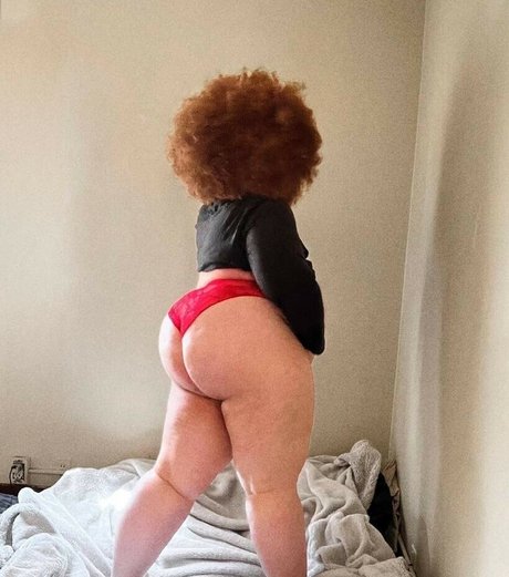 Nikkie Ginger star sexy photo