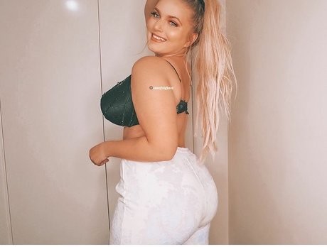 Casey Leigh model art galleries