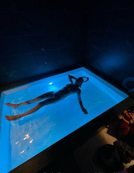 whiterabbitsx nude model pic