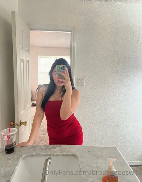 brookegoeswild high quality pornstar images