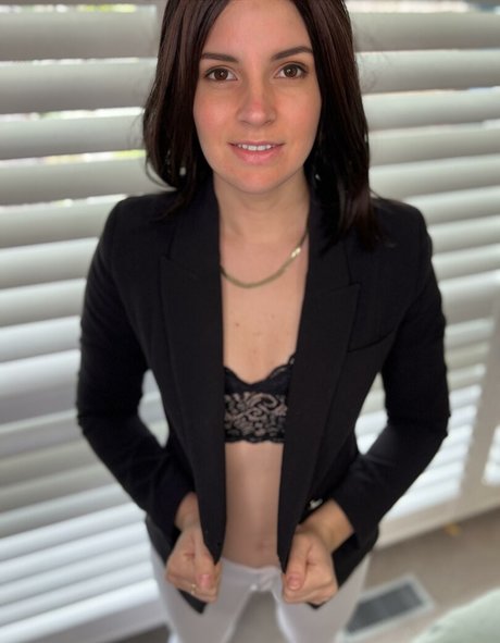 Mystery MILF nice actress photo