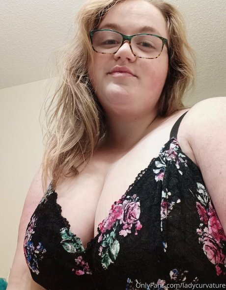 ladykeepsherlegsopen xxx star image