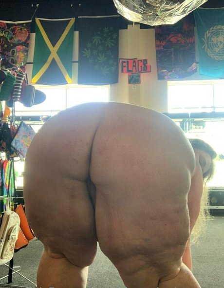 ladykeepsherlegsopen exclusive star picture