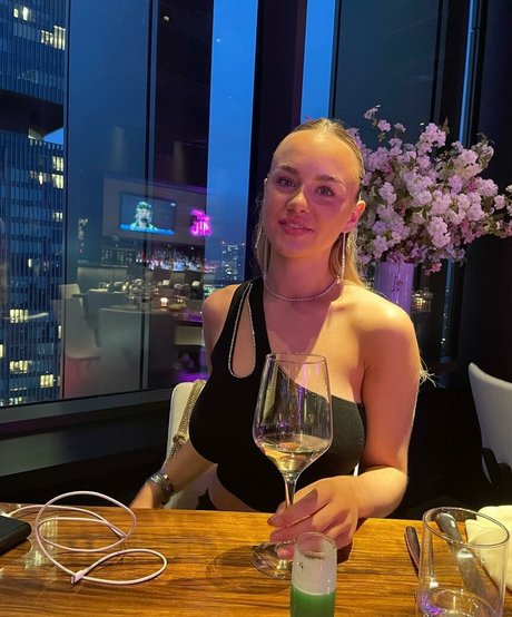 Gabriella Davies pornstar high quality img