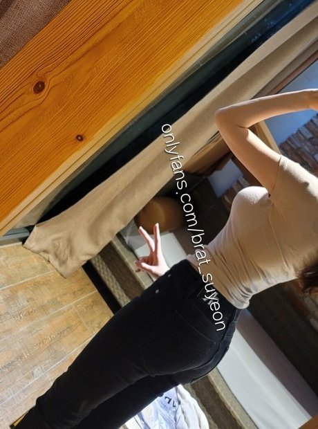 BratSuyeon model hot photos