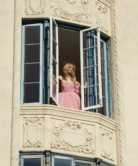 Emma Brooks art model image