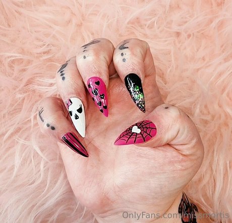 missmortis nude actress pic