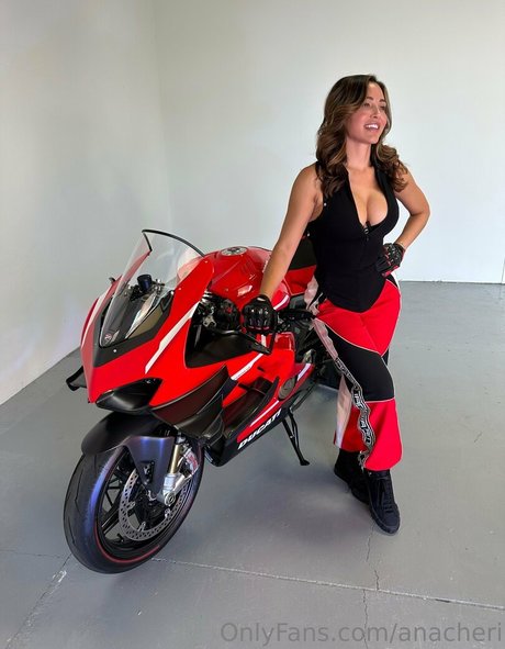 anacheri hot actress photos