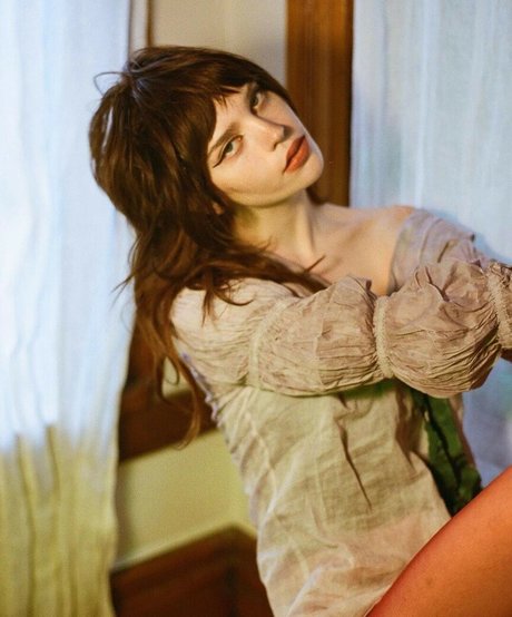 Sophie Thatcher top actress img