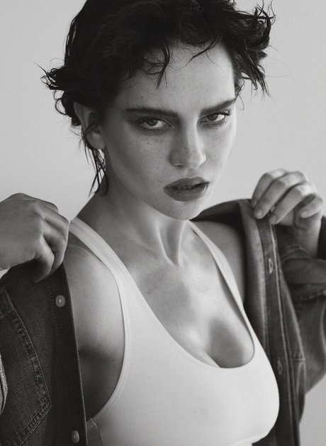 Sophie Thatcher star top picture