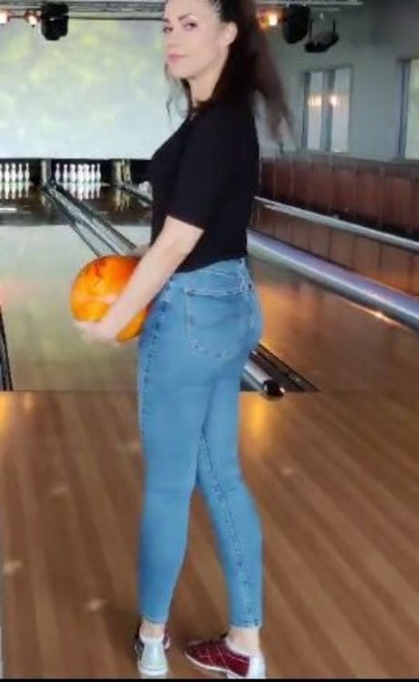 yabbe naked model gallery