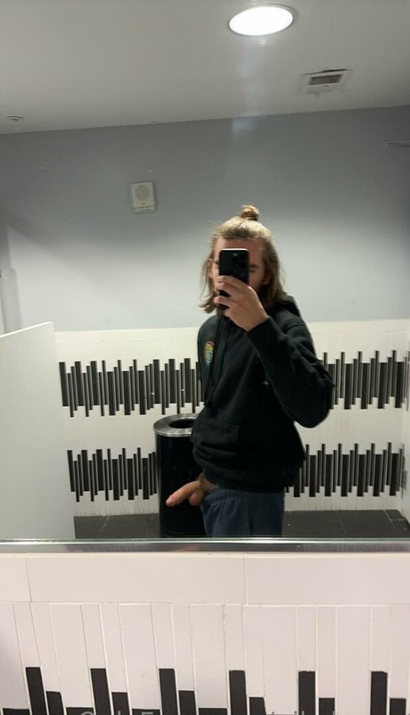 nikolongg nude actress image