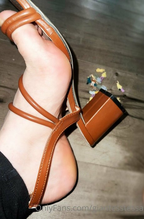 giantesstessa sexy model pics