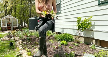 The Naked Gardener star adult pics