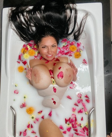 Dilyla Bloom model nice picture