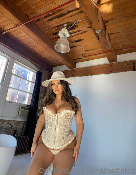 aliciashottakes star nude gallery