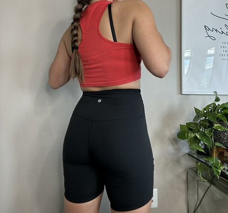 Avia Butler star art photos