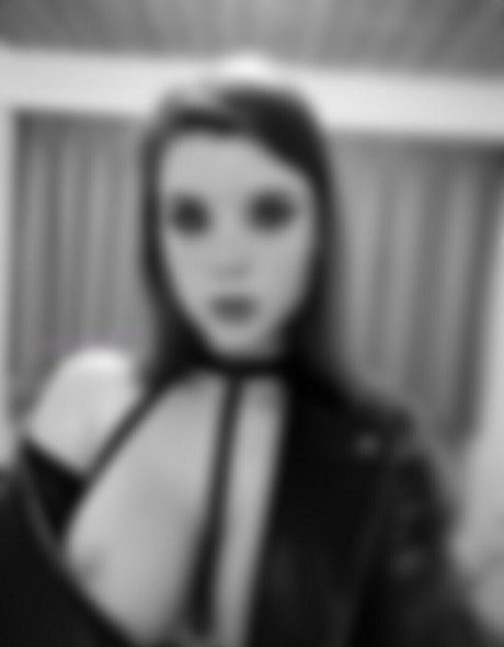 the ms violet rose model top img