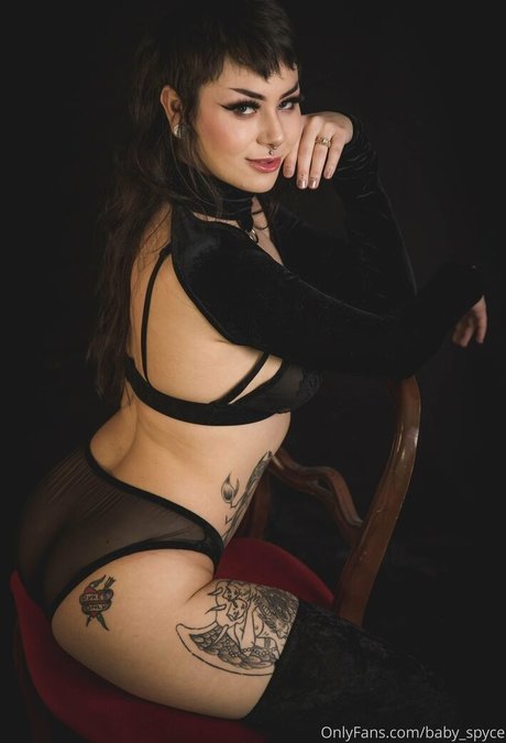 Synthia Valentine top model photos