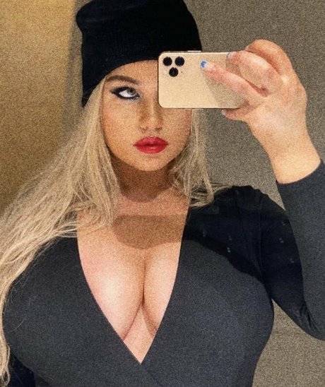 Carolina Sukie star perfect pic