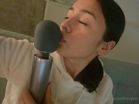 ThiccyVal pretty model img