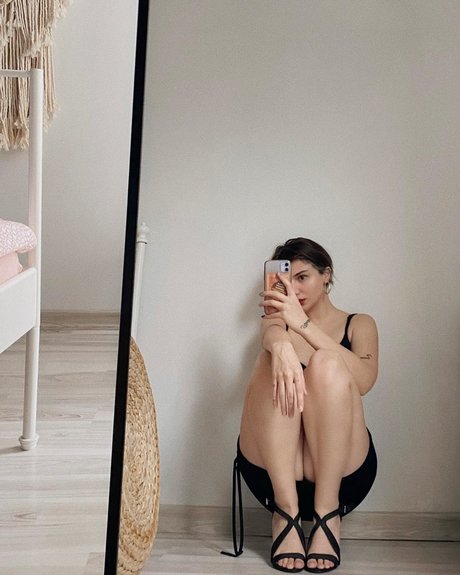 Buse yilmaz pretty model image