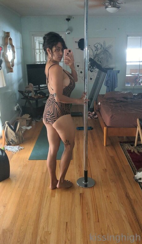 KissingHigh model nudes picture