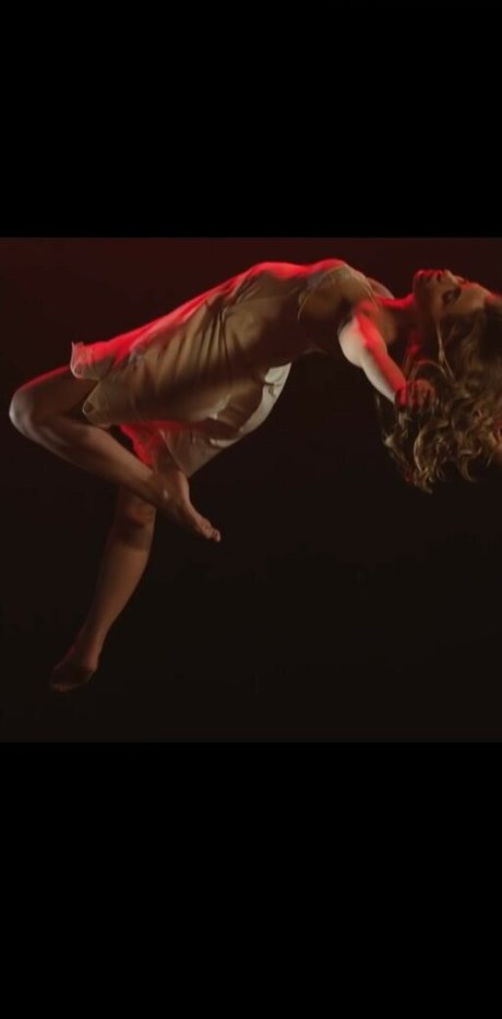 Emily Rudd naked model gallery