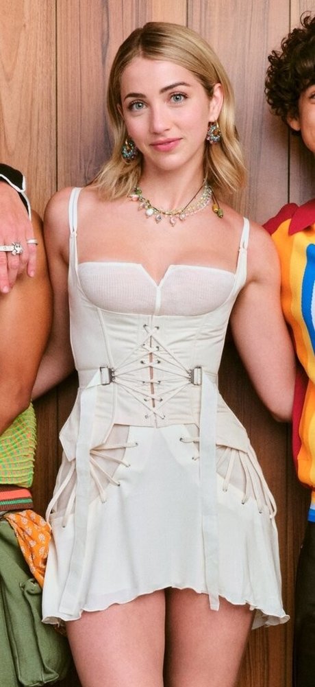 Emily Rudd pretty model pics