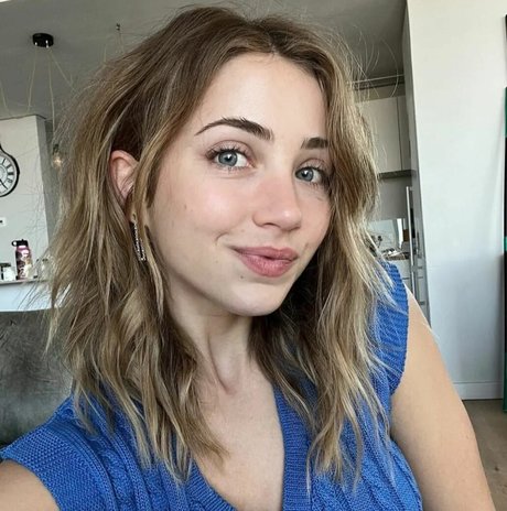 Emily Rudd star sexy archive