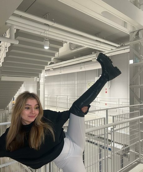 Alyona Bobrova art actress picture