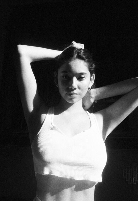 Desiree Flores porn model archive