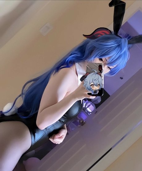 Uzileks model naked pic