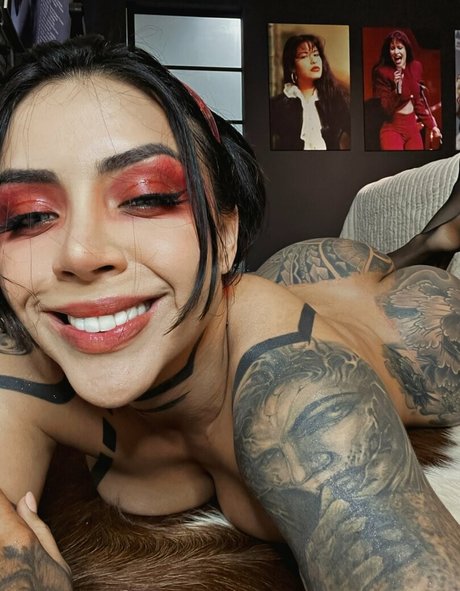 DElettraa pretty pornstar pics