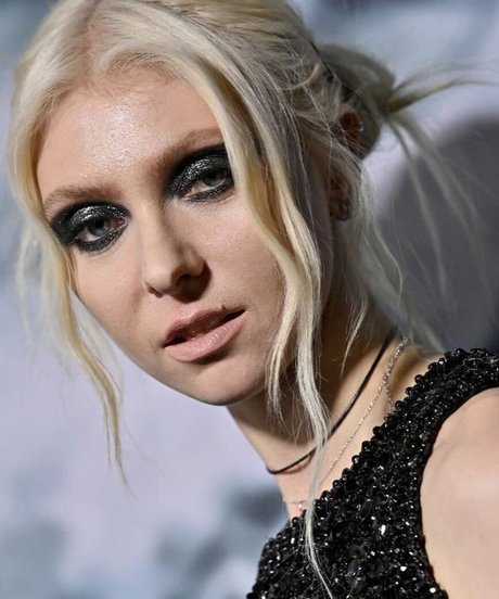 Taylor Momsen model high quality picture