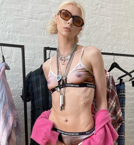 Taylor Momsen nudes actress image